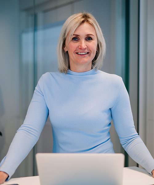 AddComm, Leonie van der Veen